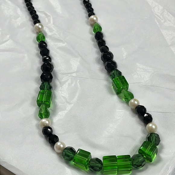 My Green Period:Two Well-Balanced Strands of Vintage Beads - Picture 4 of 12